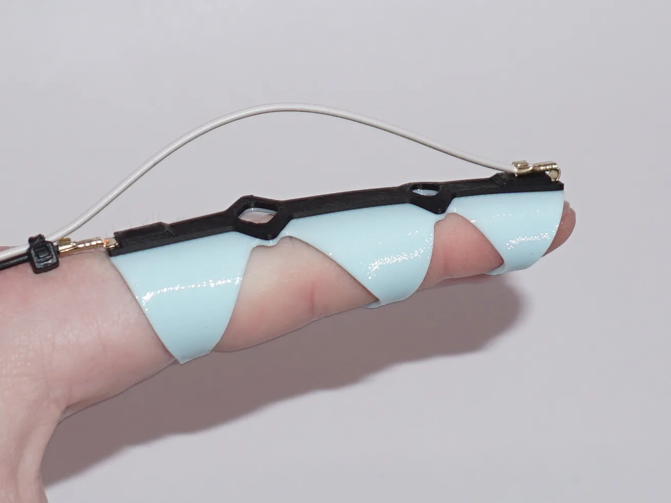 OpenPrintSense-Sensor an einem ausgestreckten Finger