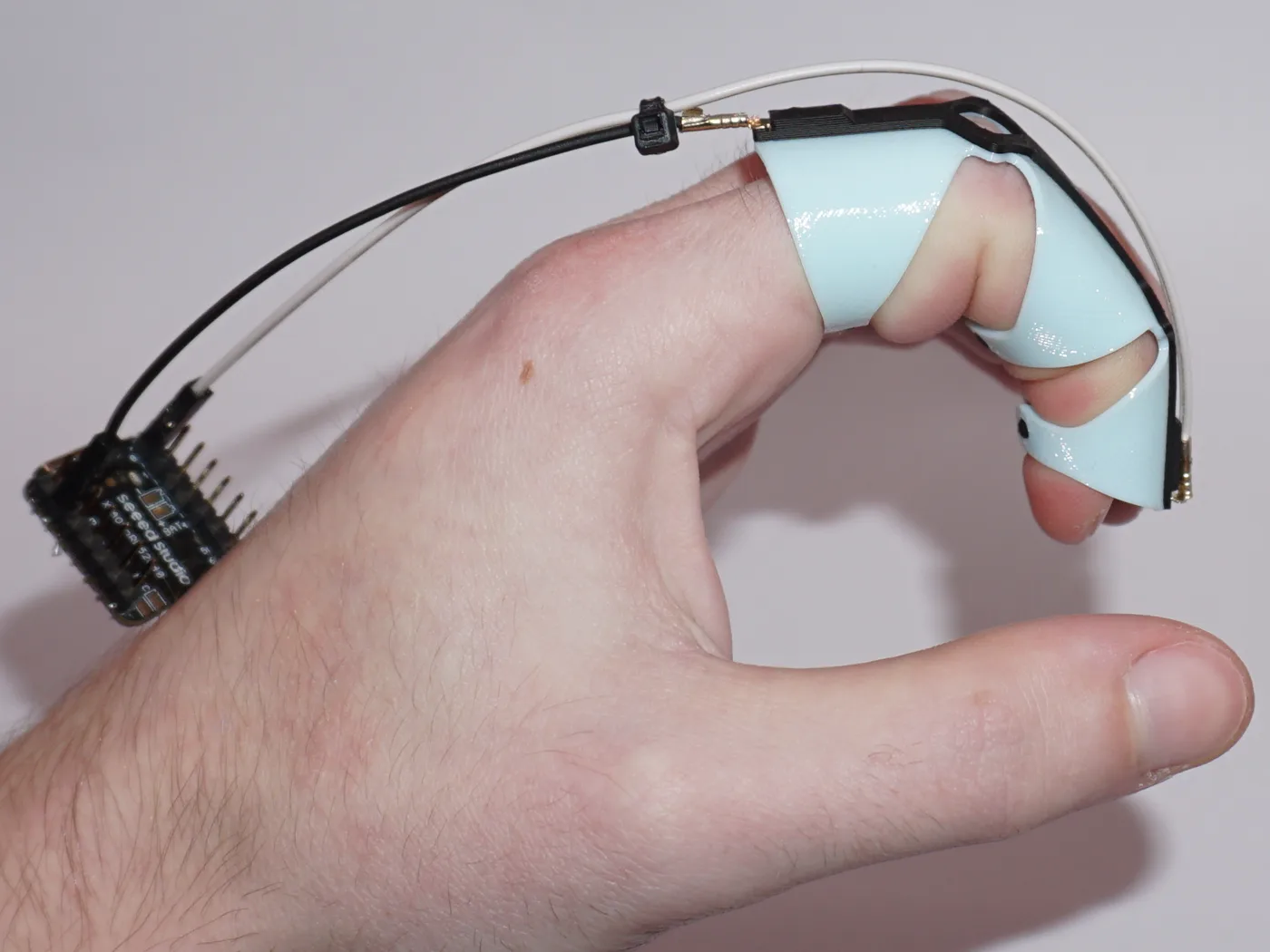 Gebeugter Finger mit Sensor, XIAO-Board auf dem Handrücken